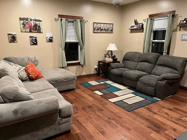 1112 E Main St, Linn, MO 65051