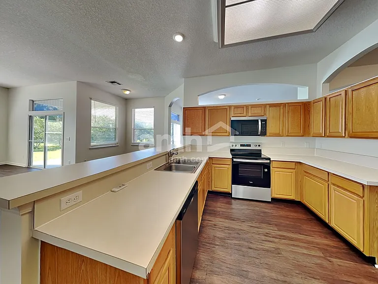 341 Diana Ct — Photo 3