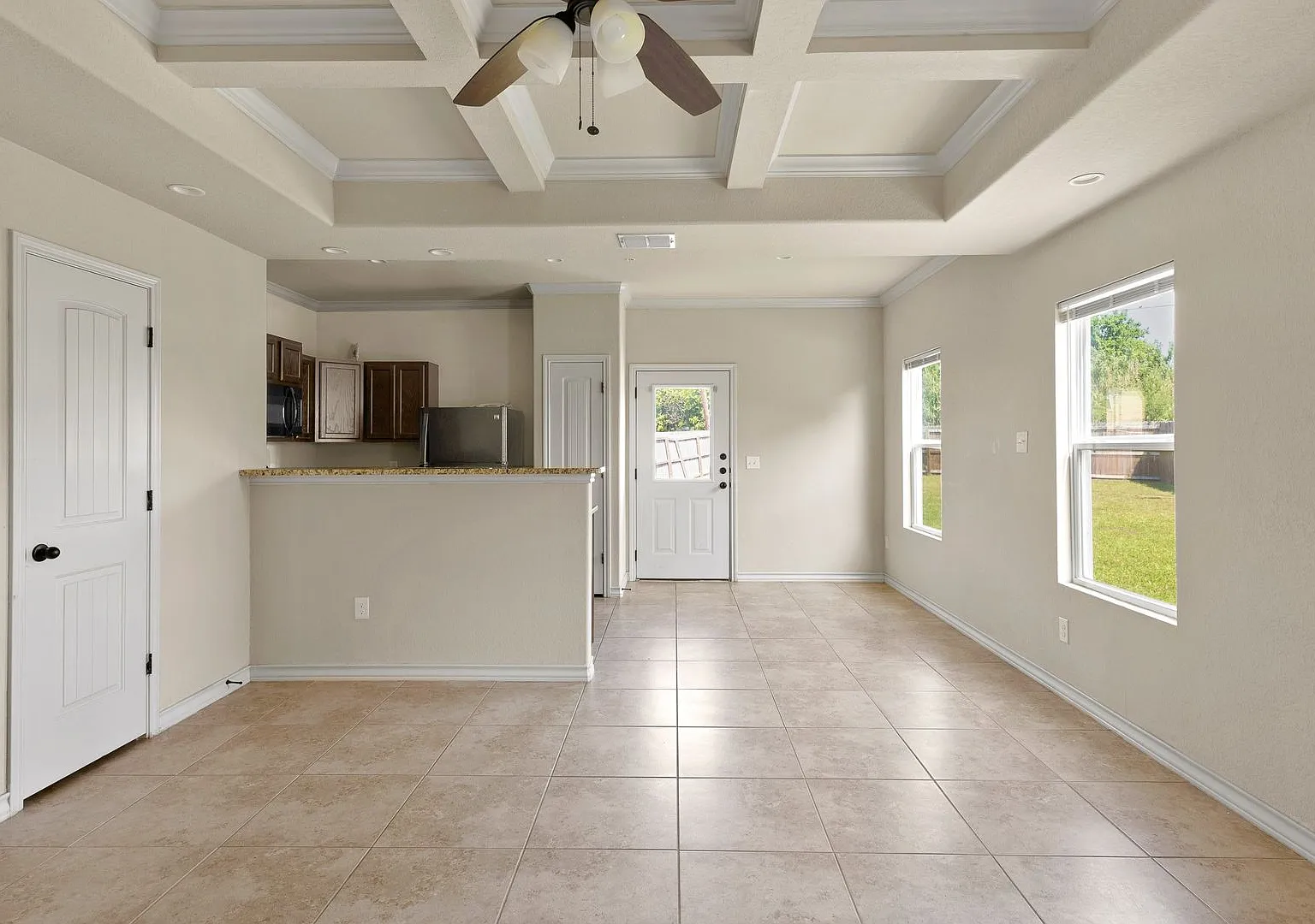 Beautiful 3 bedroom townhome located in Northeast San Antonio! — Photo 3
