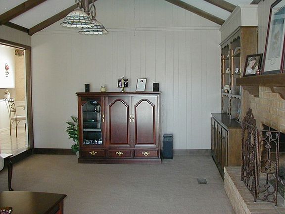 Den w/vaulted ceiling