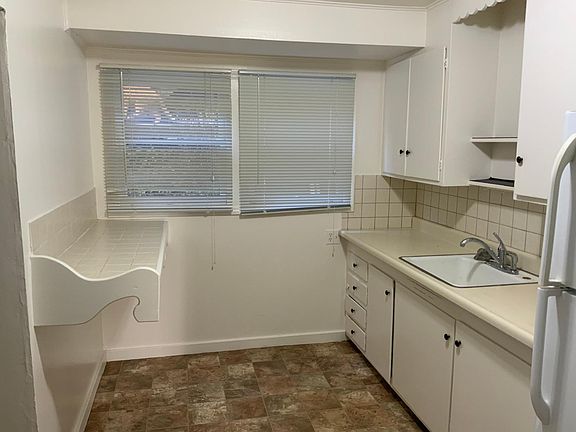 4th image of 827 El Dorado St #B