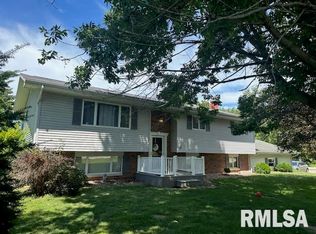 19 Hillcrest Dr, Bushnell, IL 61422