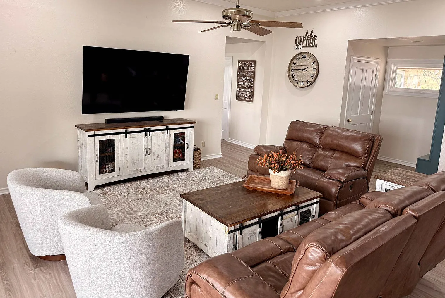 6 bed, 4.0 bath, 3272 sqft, $17,556 — Photo 2