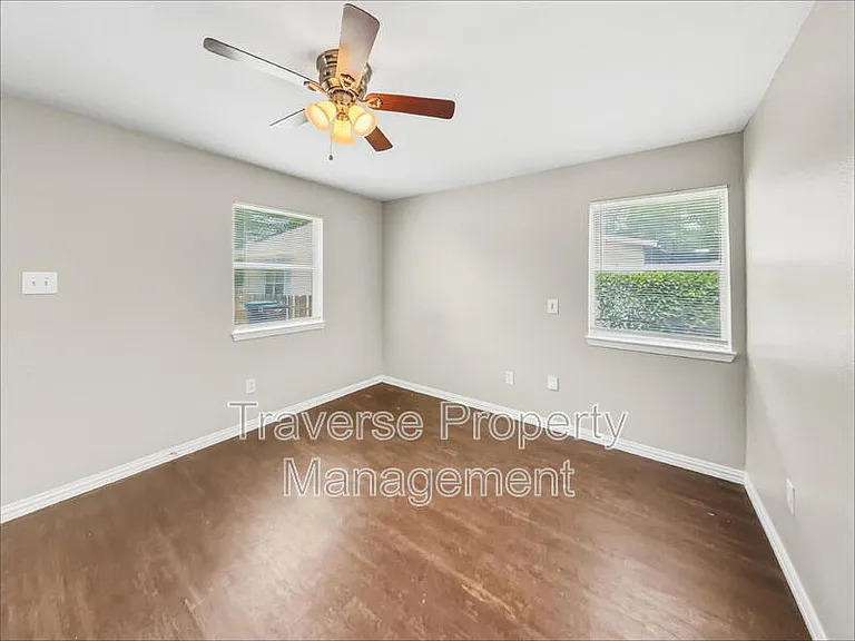1215 Lowe St — Photo 5