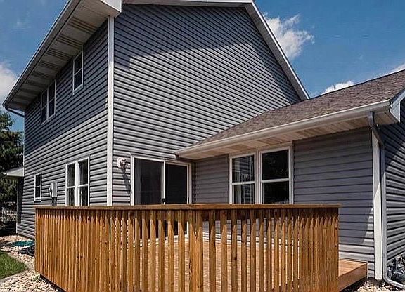 3rd image of 731 S Monroe Ct