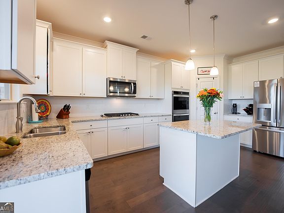 5th image of 1221 Hawthorne Cir