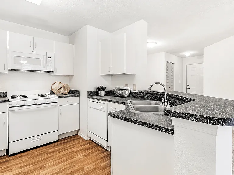 Wellington Apartments — Photo 27