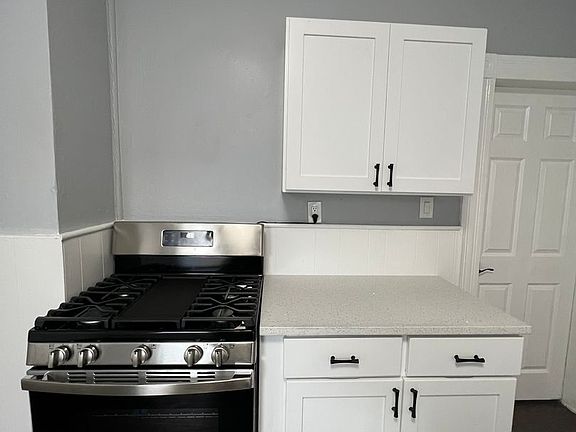 3rd image of 456 Poplar St Floor 2