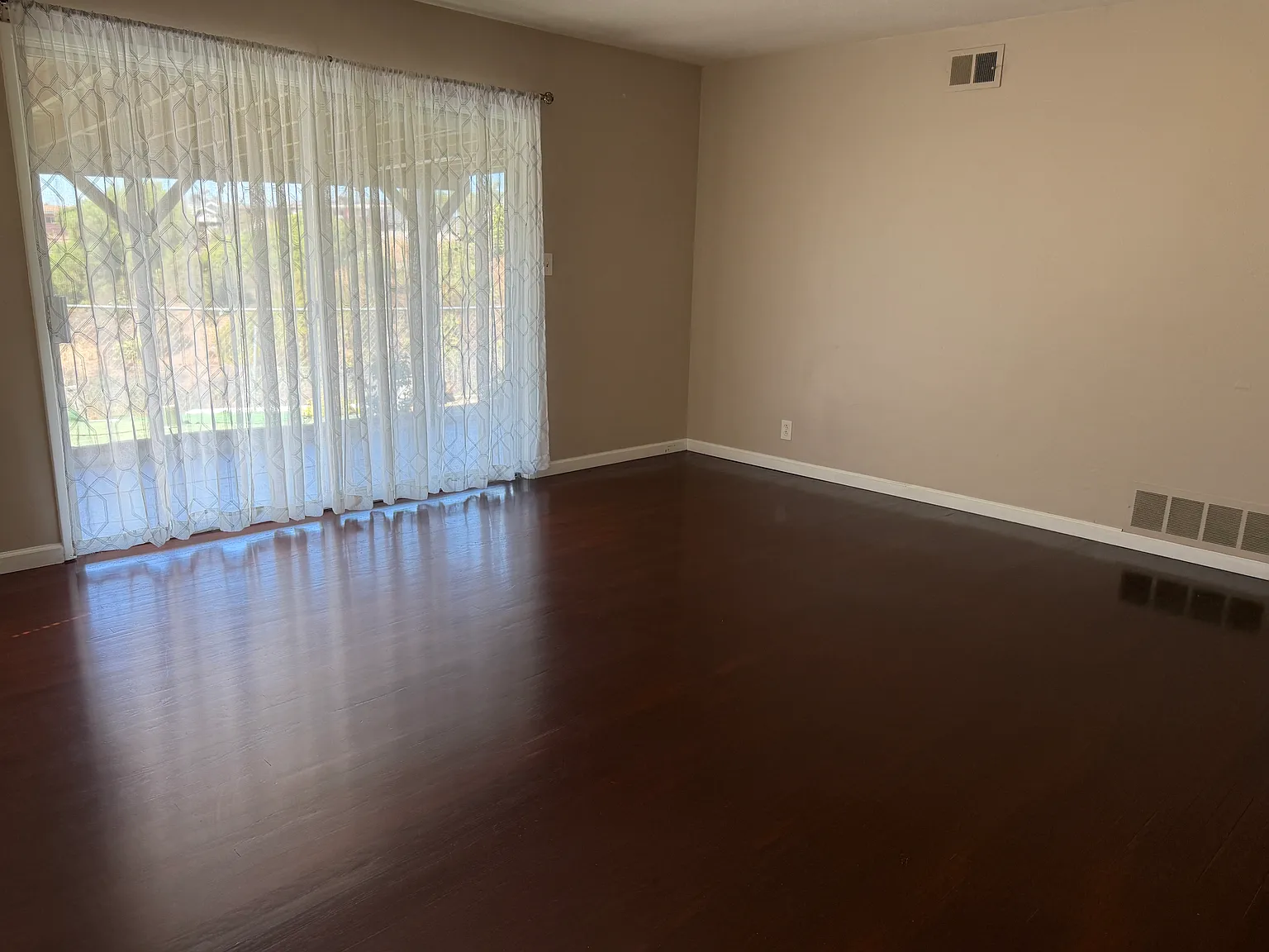 3 bed, 1183 sqft, $3,300 — Photo 3