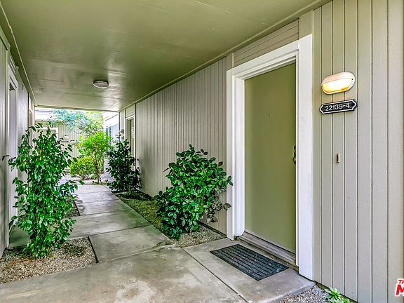 2nd image of 22135 Burbank Blvd Unit 4
