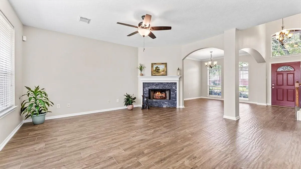 4 bed, 2.5 bath, 2424 sqft, $2,500 — Photo 3