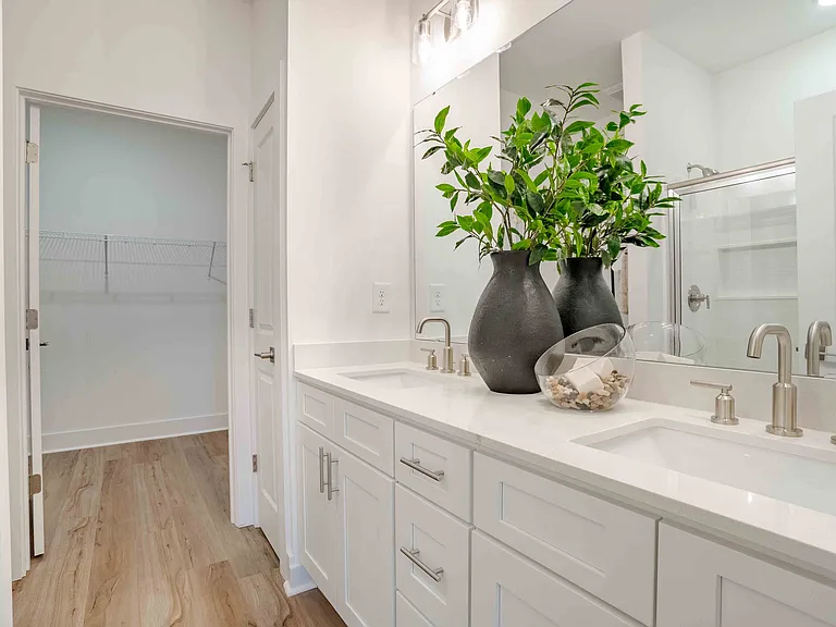 River Rock at Dallas - Meander Bathroom 2