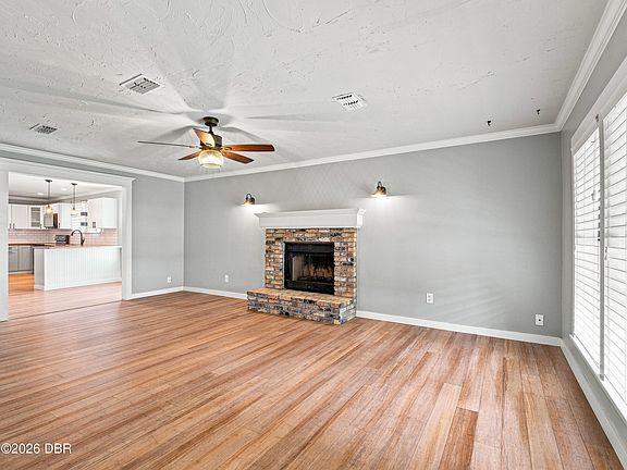 3rd image of 813 Live Oak St
