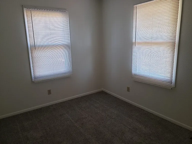 2212 Glenwood Cir — Photo 15