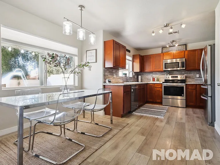 1303 E Washington Ave — Photo 12