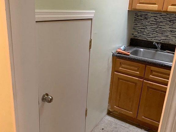 5th image of 328 E 53rd St APT 6