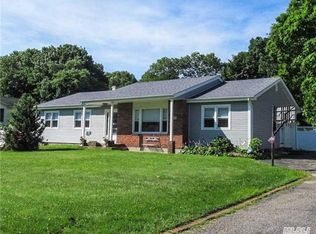 16 Roundtree Dr, Kings Park, NY 11754