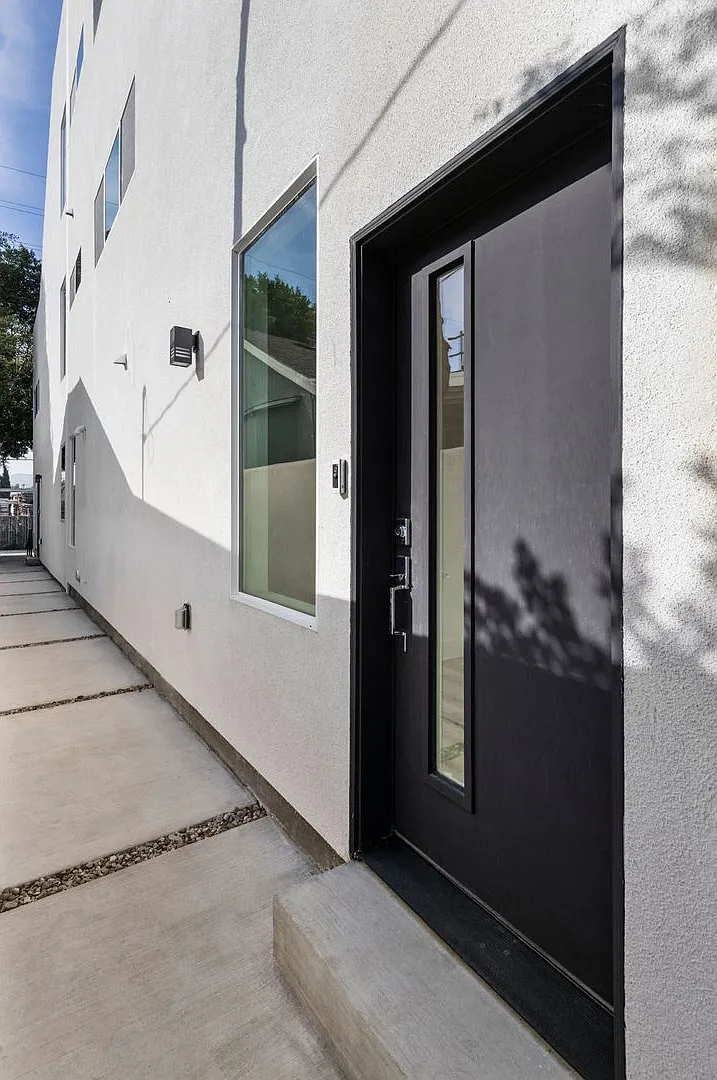 New Construction 3 Bedroom/4 Bath Townhouse — Photo 2