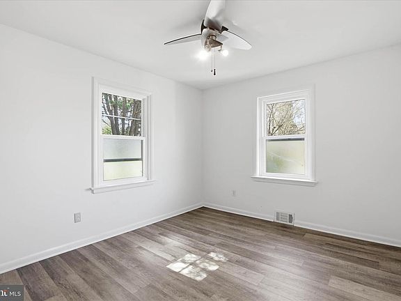 5th image of 319 Dahlia Rd