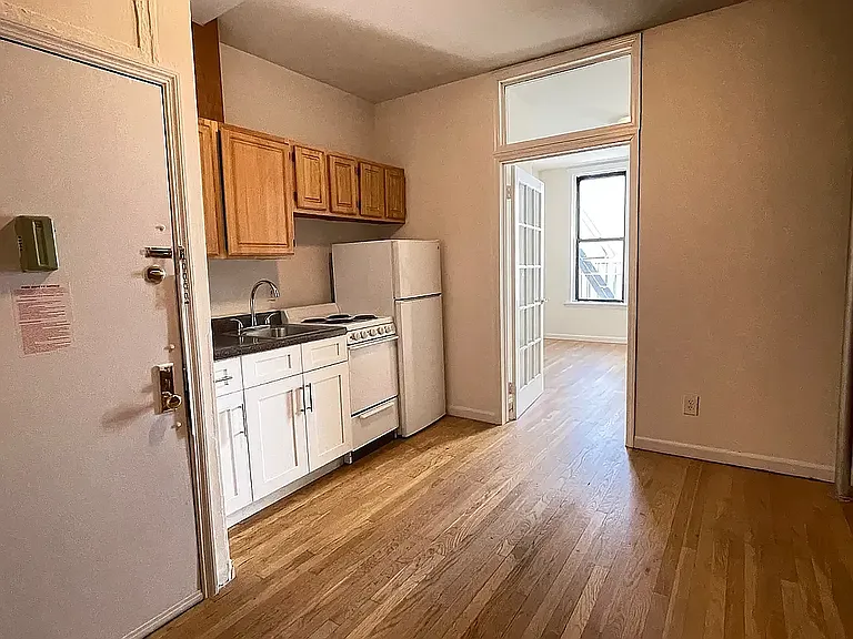 206 E 6th St #8 — Photo 8