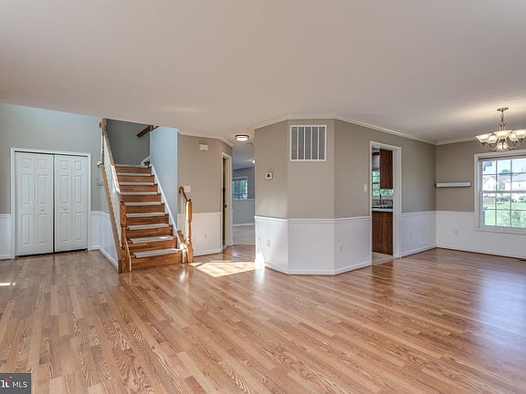 3rd image of 104 Appomattox Dr