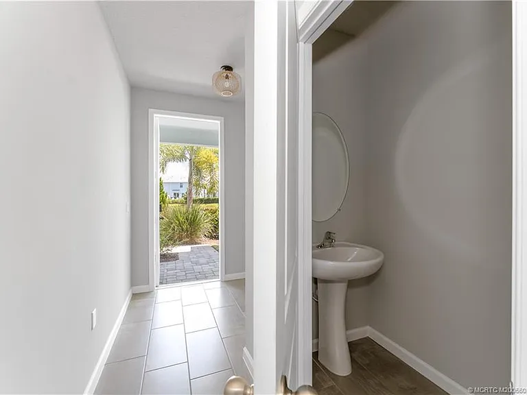 325 SE Halifax Ln — Photo 11