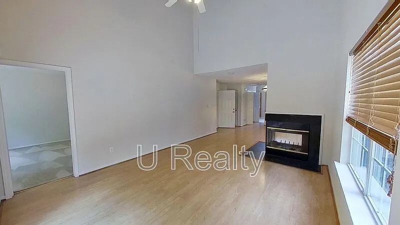3 bed, 2.0 bath, 1558 sqft, $2,150 — Photo 4