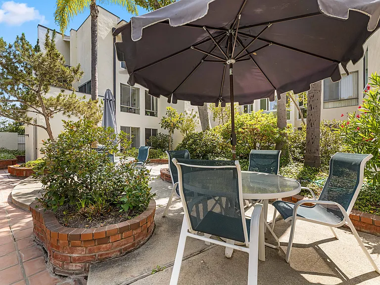 1340 S Beverly Glen Blvd #202 — Photo 32
