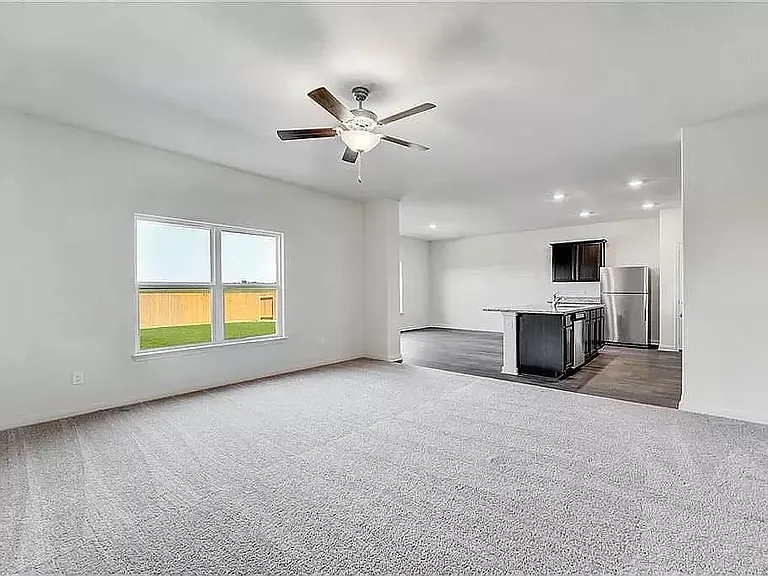 129 Fairfax Ln — Photo 3