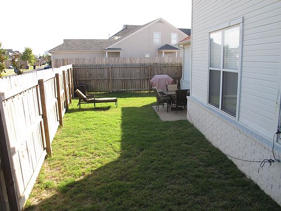 Fully fenced in side yard, rare on Mud Island!