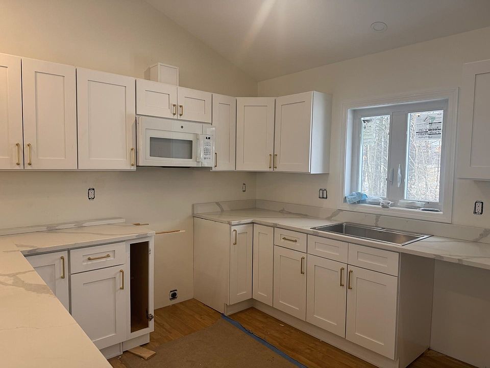 2nd image of 3 Magnolia Way