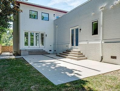Outside courtyard/patio for entertaining.