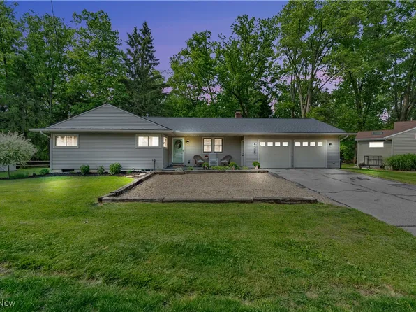 35 Sandy Ln, Elyria, OH 44035