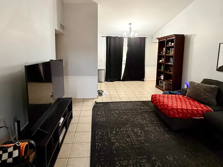 2733 E Contessa St — Photo 2