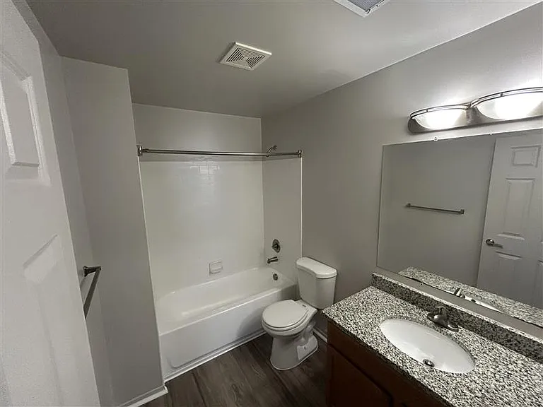 Woodland Villa Apartments — Photo 38