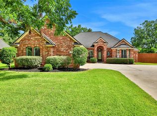107 Pearl Dr, Lake Jackson, TX 77566