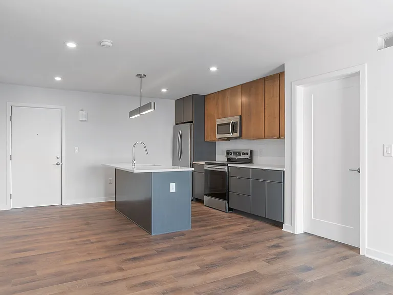 Graduate Pointe — Photo 29
