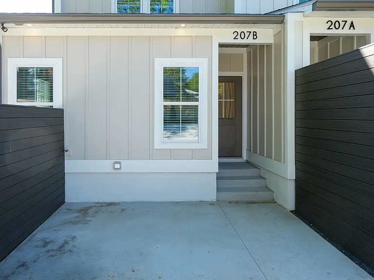 207 S Calhoun St — Photo 27