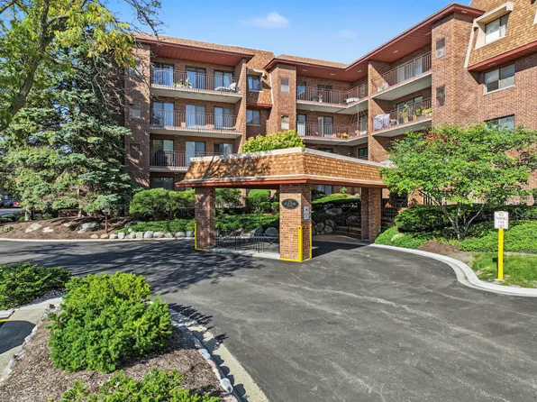 101 Old Oak Dr APT 215, Buffalo Grove, IL 60089