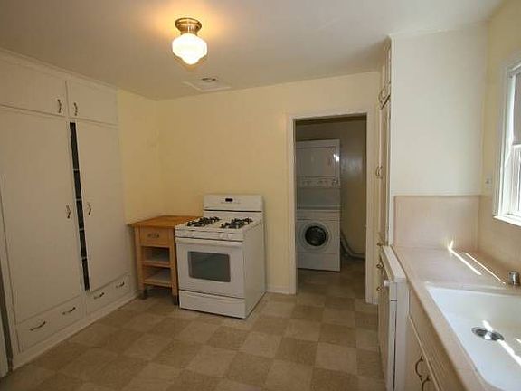 3rd image of 3720 Ardley Ave