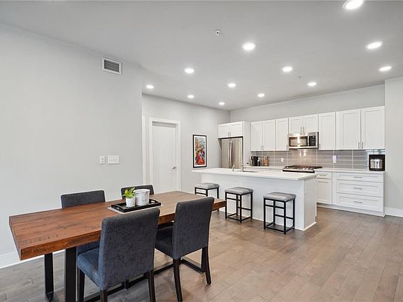 5th image of 900 Bartholomew St #202