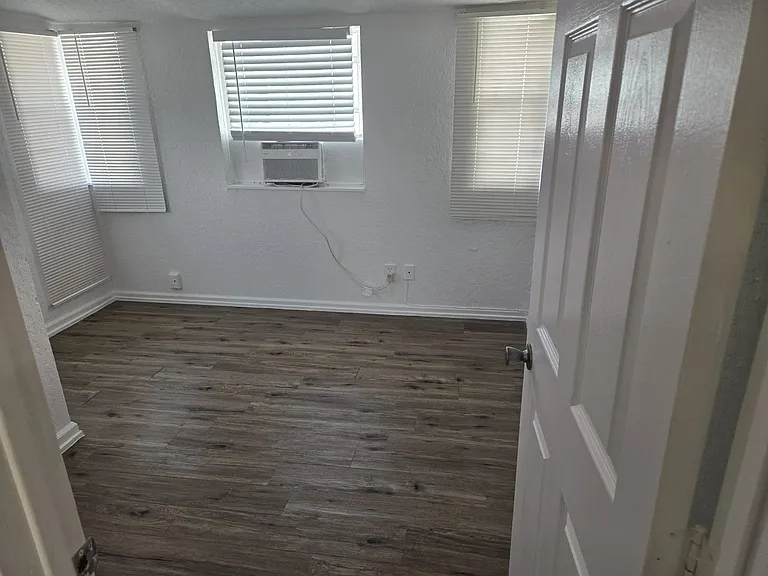 306-314 N Lakeside Ct — Photo 17