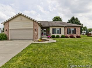 526 Eagle Ridge Dr, Chatham, IL 62629