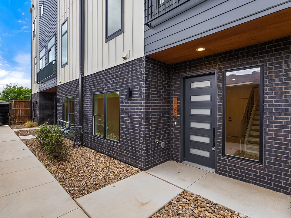 2203 Hondo Ave #303