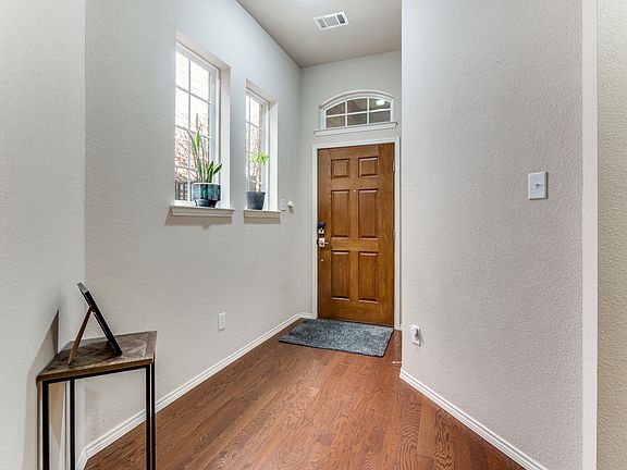 5th image of 212 Buckingham Ave
