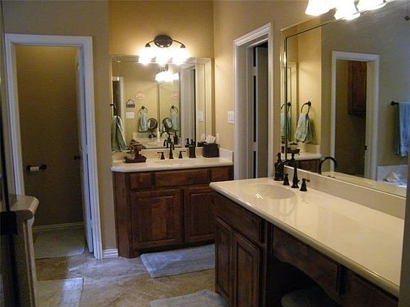 5th image of 809 Waters Edge Dr