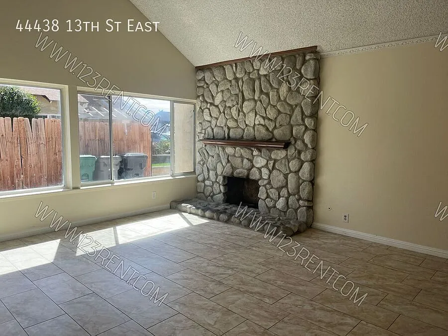 6bd/ 2bth Single Family Home East Lancaster — Photo 4
