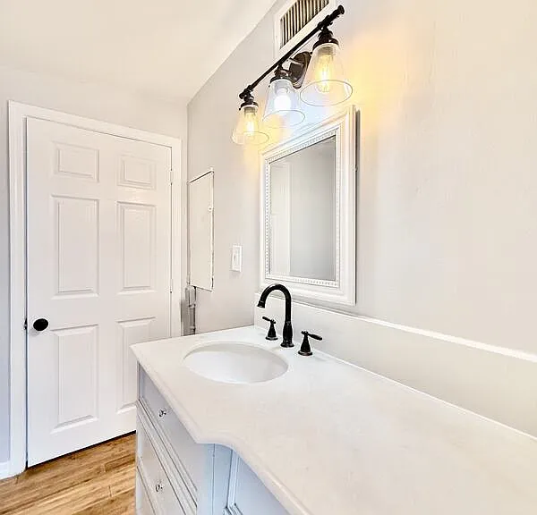 713 Smith St — Photo 44