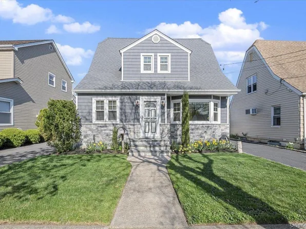 13 Spruce Street, Hicksville, NY 11801