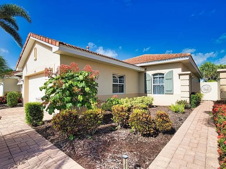 482 Montelluna Dr — Photo 3